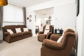 ALTIDO Family house with courtyard in Hoylake